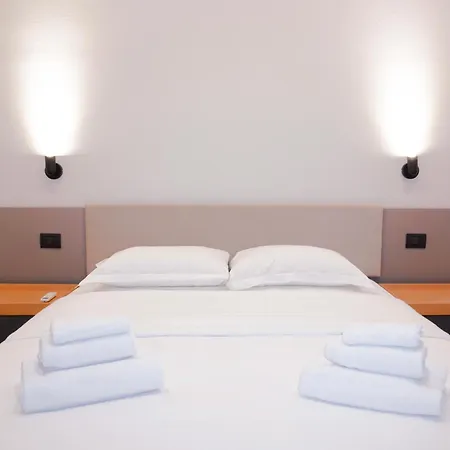 Private Near Duomo - M4 Santa Sofia Apartment